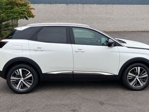 2023 Peugeot 3008 AUTOMATIC Commercial - Image 2