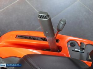 Husqvarna R 214 TC Rider Lawnmower | Ride on mower - Image 4