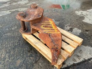 Heavy gauge ripper tooth....80mm pins.....1424t. - Image 3