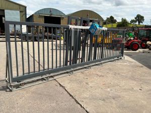 Unused 20ft remote control sliding entrance gate.. - Image 4