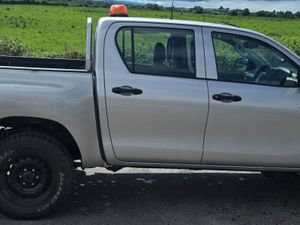 Toyota Hilux 2018 - Image 2