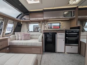 2021 COACHMAN VIP 565 - Image 4