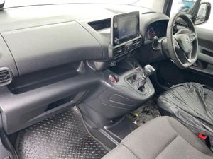 Opel Combo Edition Plus 7 Seat BEV 8 Speed AT - Image 4