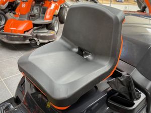 Oleo-Mac ride on lawnmower - Image 3