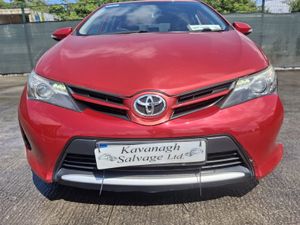 132 Toyota Auris  Very Light Damage - Image 4