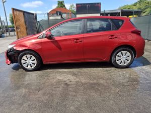 132 Toyota Auris  Very Light Damage - Image 2