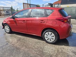 132 Toyota Auris  Very Light Damage - Image 3