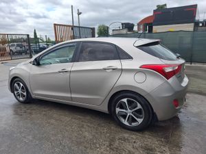 162 Hyundai i30  Deluxe  Automatic - Image 4