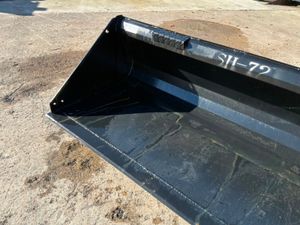 New / unused 72" skid steer / bobcat loader Bucket - Image 4