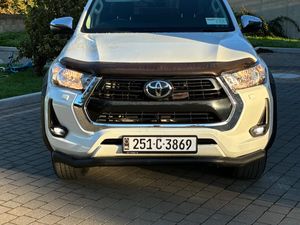 2025 Toyota Hilux SR5 top spec *no vat* - Image 3