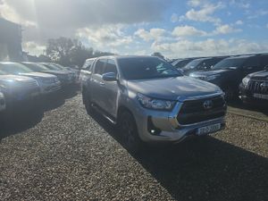 Toyota Hilux 2.8 D4D SR5 Auto - Image 2