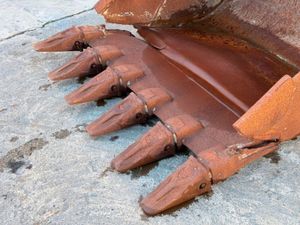 36 inch Strickland  digging bucket  50mm pins  dam - Image 4