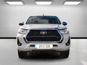 Toyota Hilux 2021 SR5 LOW KMS WITH VAT - Image 2