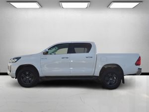 Toyota Hilux 2021 SR5 LOW KMS WITH VAT - Image 4