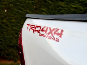 232 HILUX GREAT SPEC LOW KM WITH VAT - Image 4