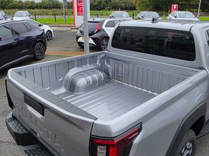 Toyota Hilux Invincible D/Cab Pick Up 2.8 D 48V Au - Image 4