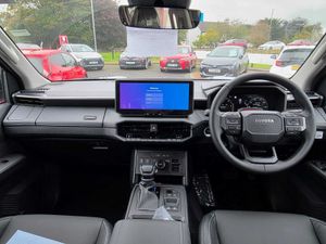 Toyota Hilux Invincible D/Cab Pick Up 2.8 D 48V Au - Image 3