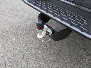 Toyota Hilux Invincible D/Cab Pick Up 2.8 D 48V Au - Image 4