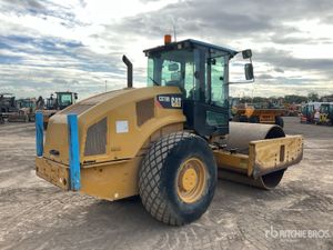 2018 Cat CS78b Smooth Drum Compactor - Image 3