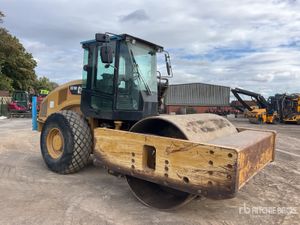 2018 Cat CS78b Smooth Drum Compactor - Image 4