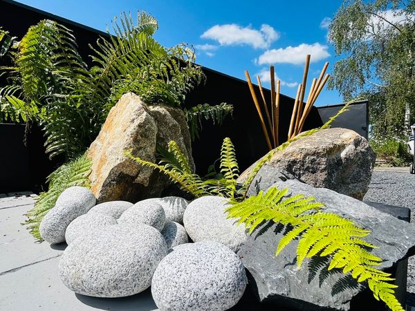 Stone plum slate boulders rocks pebbles cobbles - Main image