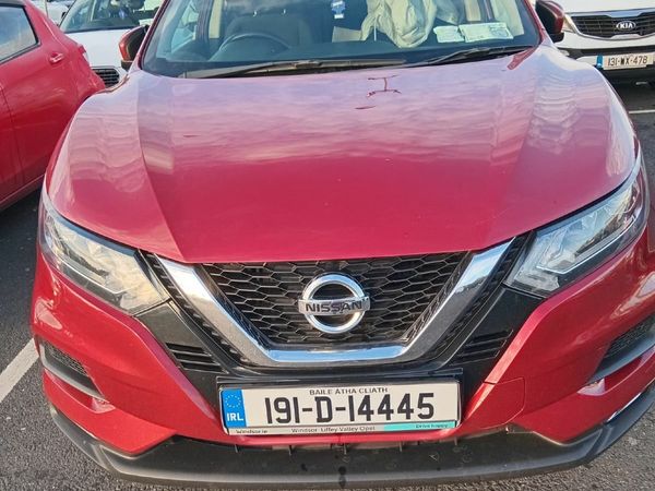 Nissan Qashqai MPV, Petrol, 2019, Red