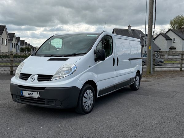 ABSOLUTELY IMMACULATE 2013 LWB RENAULT TRAFIC - Main image