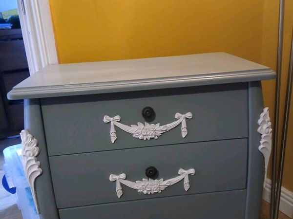 Chest of Drawers and Side Table €130 per piece - Main image