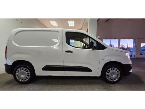 Opel Combo MY21-L1H1-1.5 75PS-DSL-5 75PS-DSL-5SP 5 - Main image