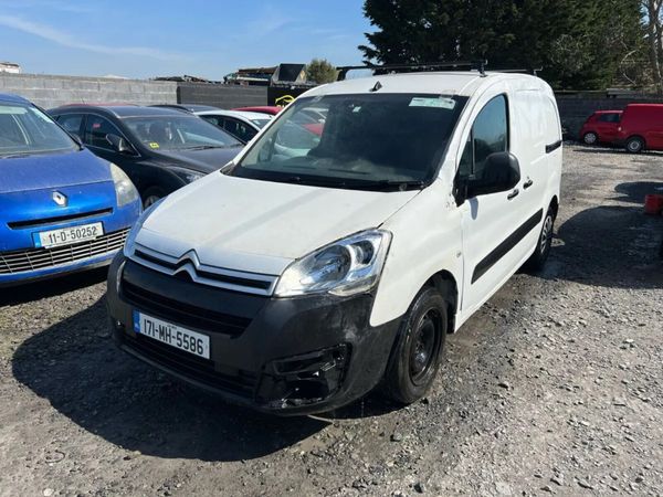 2017 Citroen Berlingo 1.6 Diesel driving - Main image