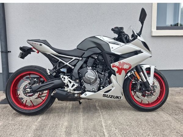 242 suzuki GSX8R  ( just  1900km ) - Main image