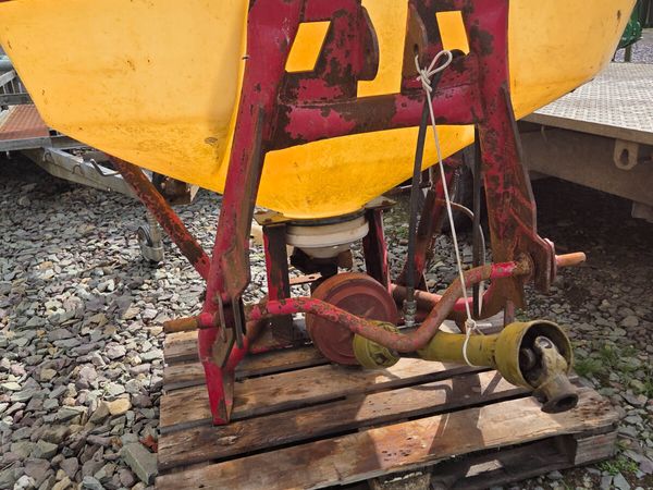 Bruper Fertiliser Spreader - Main image