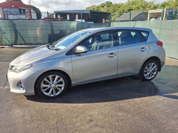 132 Toyota Auris  Hybrid    Automatic - Main image