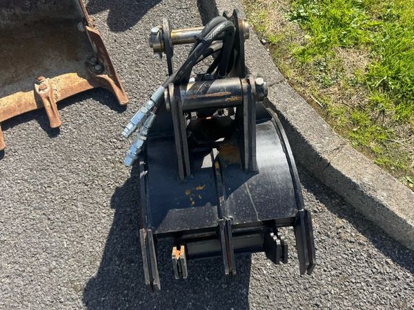 Grab and buckets for a 3 ton digger - Main image