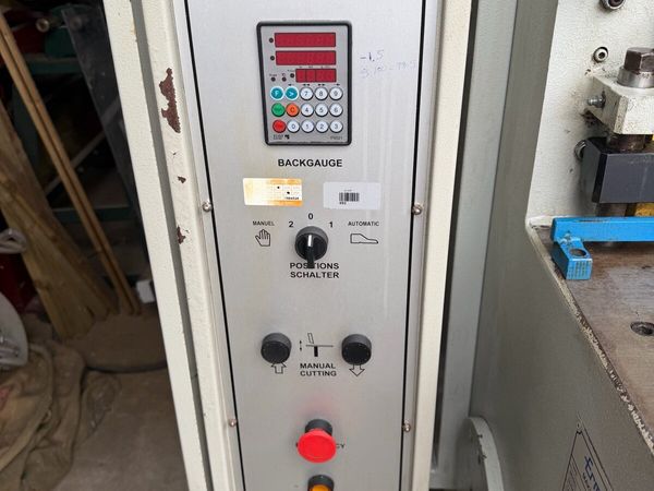 Ex school guillotine - Main image