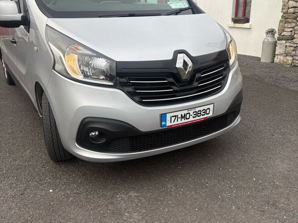 2017 Renault trafic sport - Main image