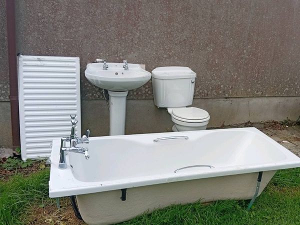 Toilet, Basin, Bath, Radiator - Main image
