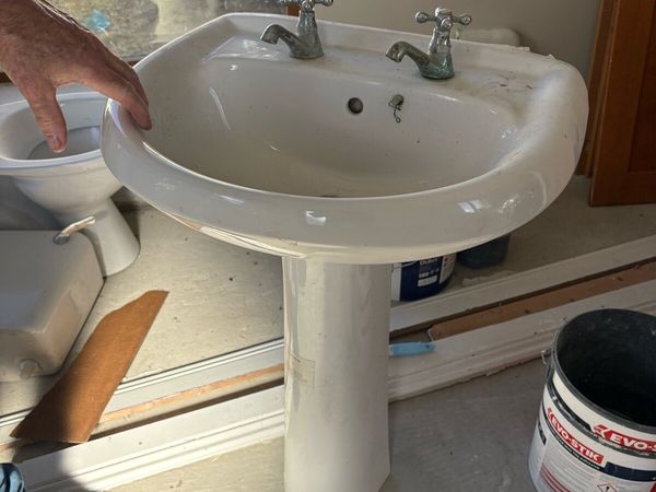 Wash basin, pedestal and taps - Main image