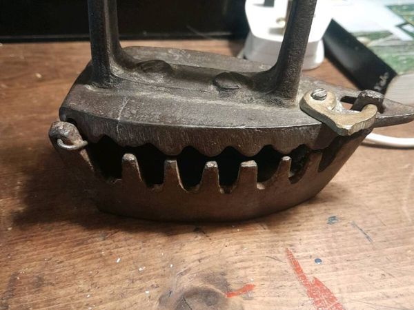 Vintage cast iron  s a d clothes iron - Main image