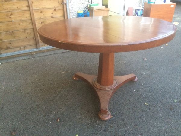 Round table - Main image