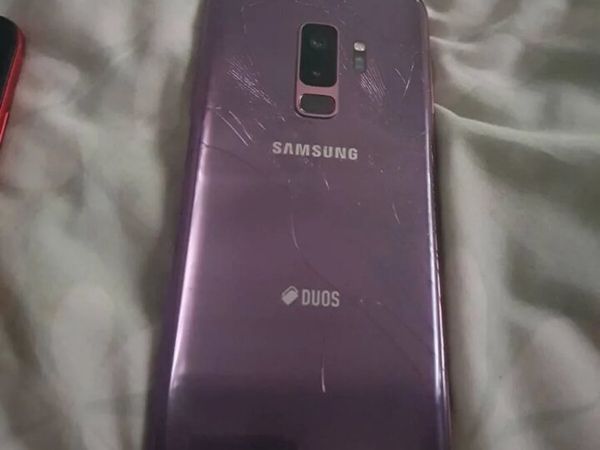S9+ brand new screen back need glass replaced - Main image