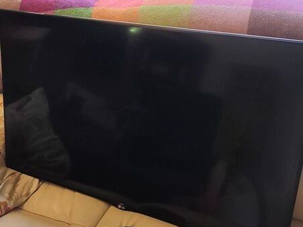 LG 40" Ultra HD TV + Wall bracket ( new in box) - Main image