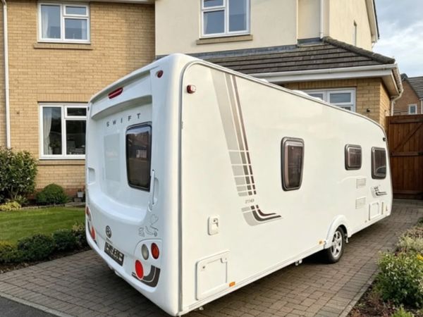 4/5 Swift caravan with fixed bedroom - Main image