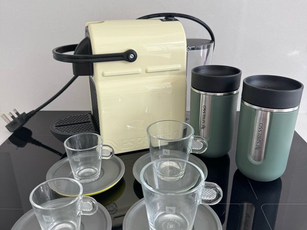 Nespresso machine with travel mugs - Main image