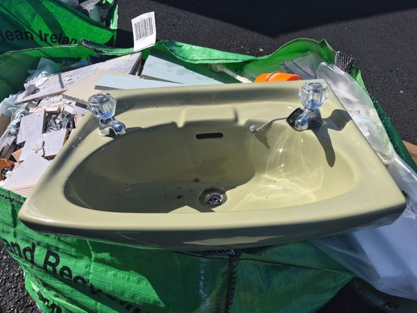 Retro Bathroom sink and toliet - Main image