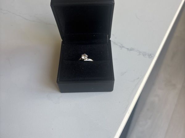 White gold beautiful ring Size N - Main image