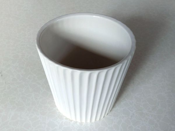 WHITE PLANT POT (USED). - Main image
