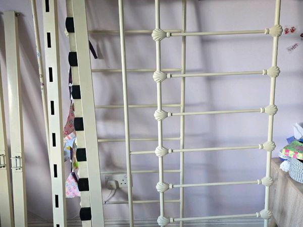 Queen size bed - Main image