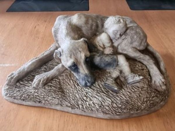 Sculpture of a boy sleeping with a dog - Main image