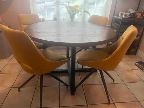 Dining table and 4 chairs - Main image